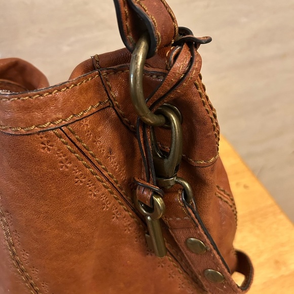 Fossil Rustic Brown Leather 2 in 1 Crossbody/ Shoulder Bag with Vintage Appeal - Picture 9 of 14